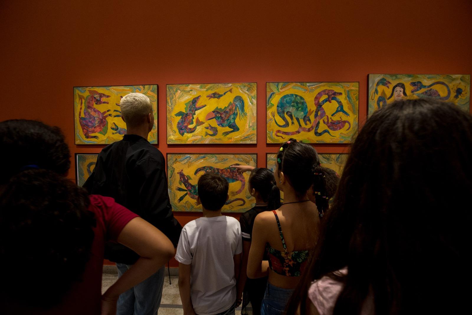 Durante a visita, vários grupos de crianças conheceram a obra de Chico da Silva