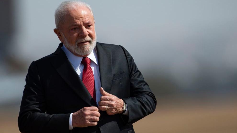 O presidente Lula de terno