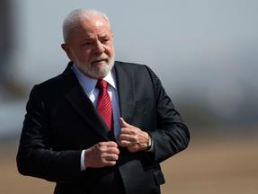 O presidente Lula de terno