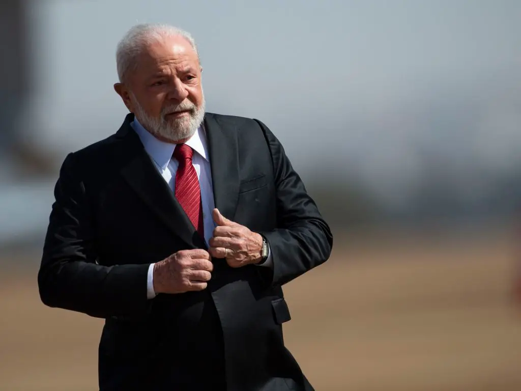 O presidente Lula de terno