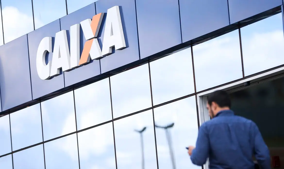 Imagem da notícia: Para renegociar dívidas do 'Desenrola Brasil', agências da Caixa abrirão uma hora mais cedo