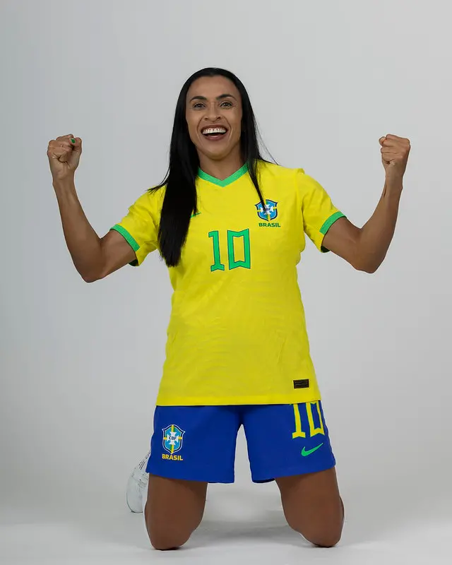 Imagem mostra jogadora de futebol