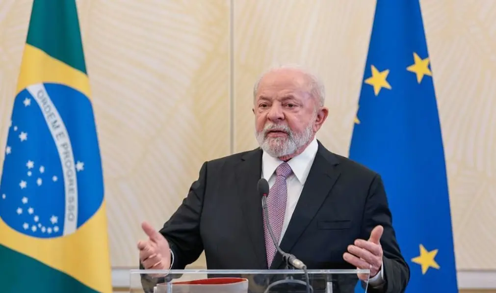 Lula passa por procedimento no quadril neste domingo (23)