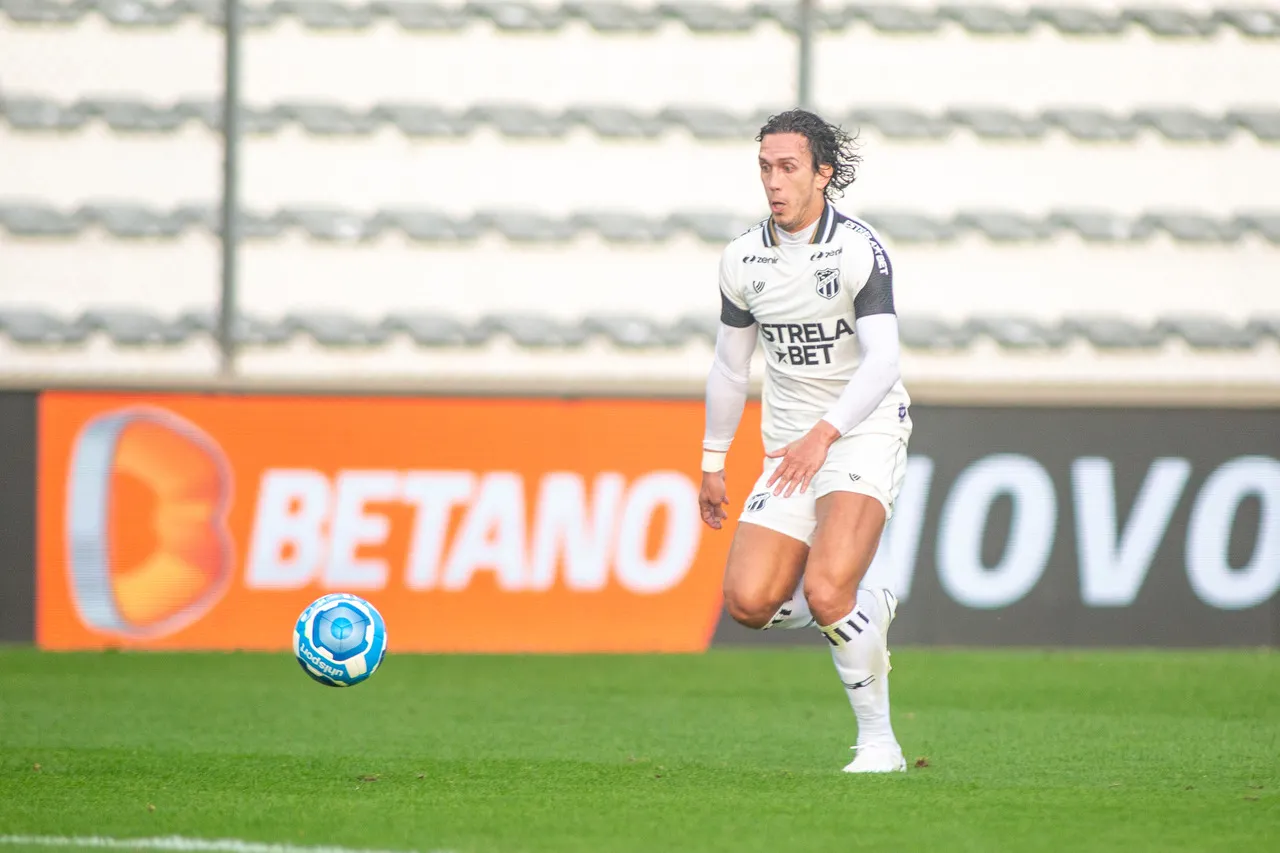 Nicolas teve uma boa chance, mas parou no goleiro Thiago Couto.
