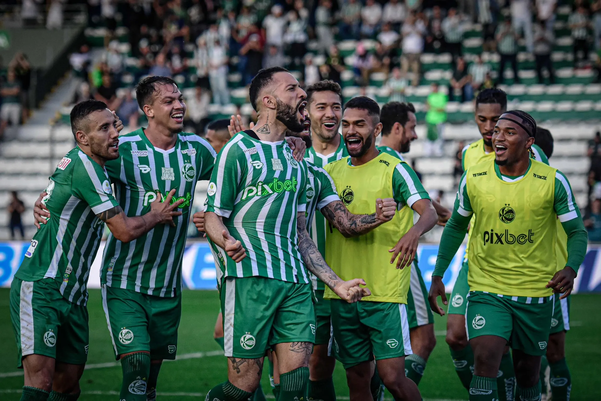 Atletas do Juventude comemoram o gol da partida.