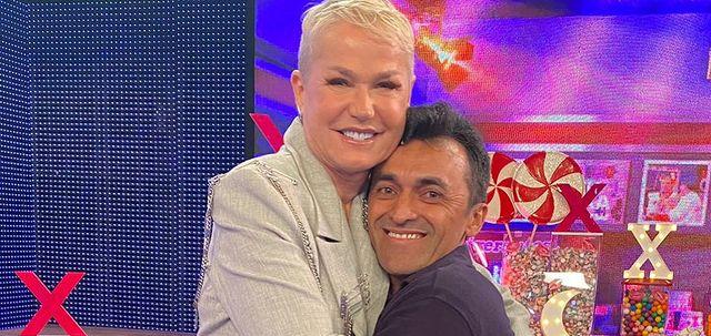 Xuxa abraçando fã cearense