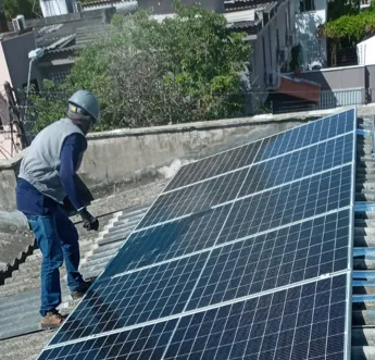 Painel fotovoltaico instalado na casa de Cláudia Muniz: geração excedente está indo para a rede de eletricidade do condomínio