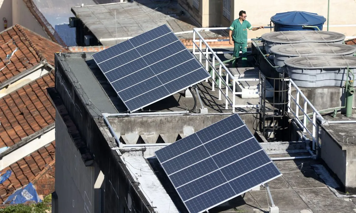 Painéis fotovoltaicos têm ficado mais comum em residências pelas facilidades de crédito junto a bancos