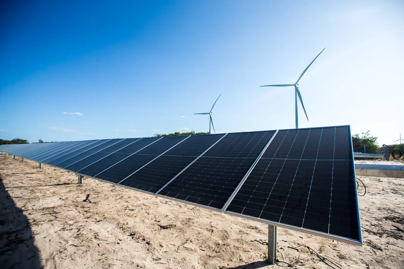 Parques híbridos, com geração de energia solar e eólica, têm crescido no Ceará