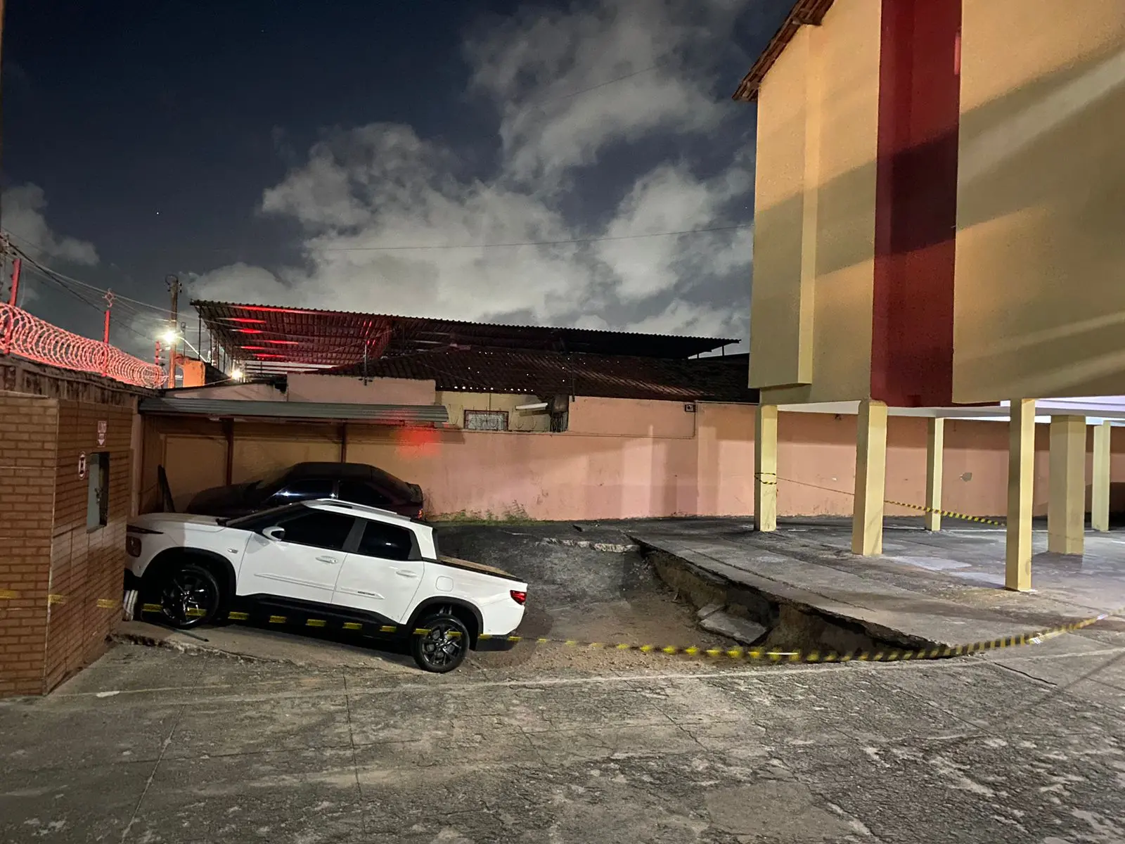 Parte do estacionamento de prédio no Montese desaba