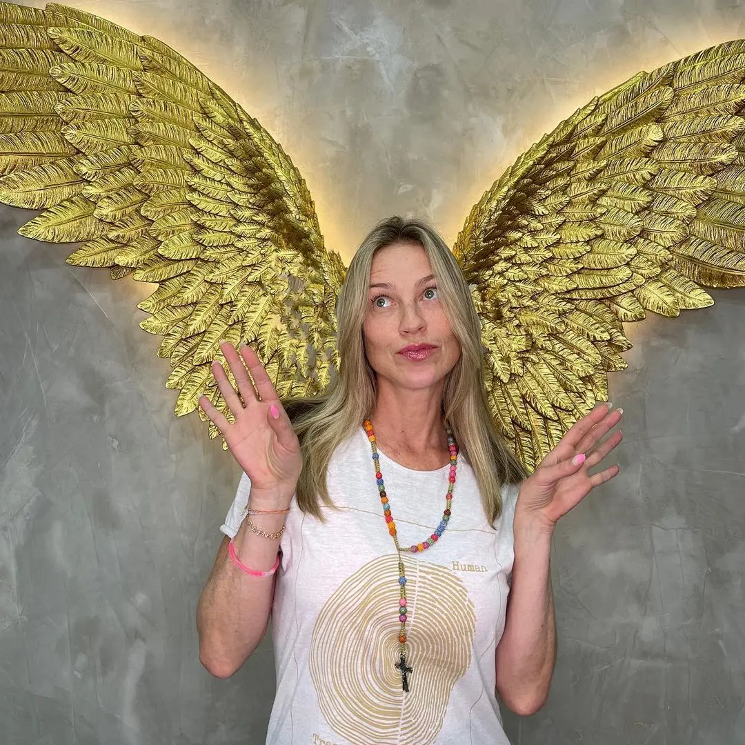 Luana Piovani com asas de ouro