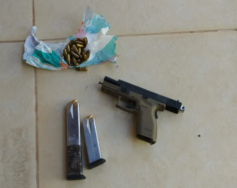 Com a suspeita, foram apreendidas munições e uma pistola
