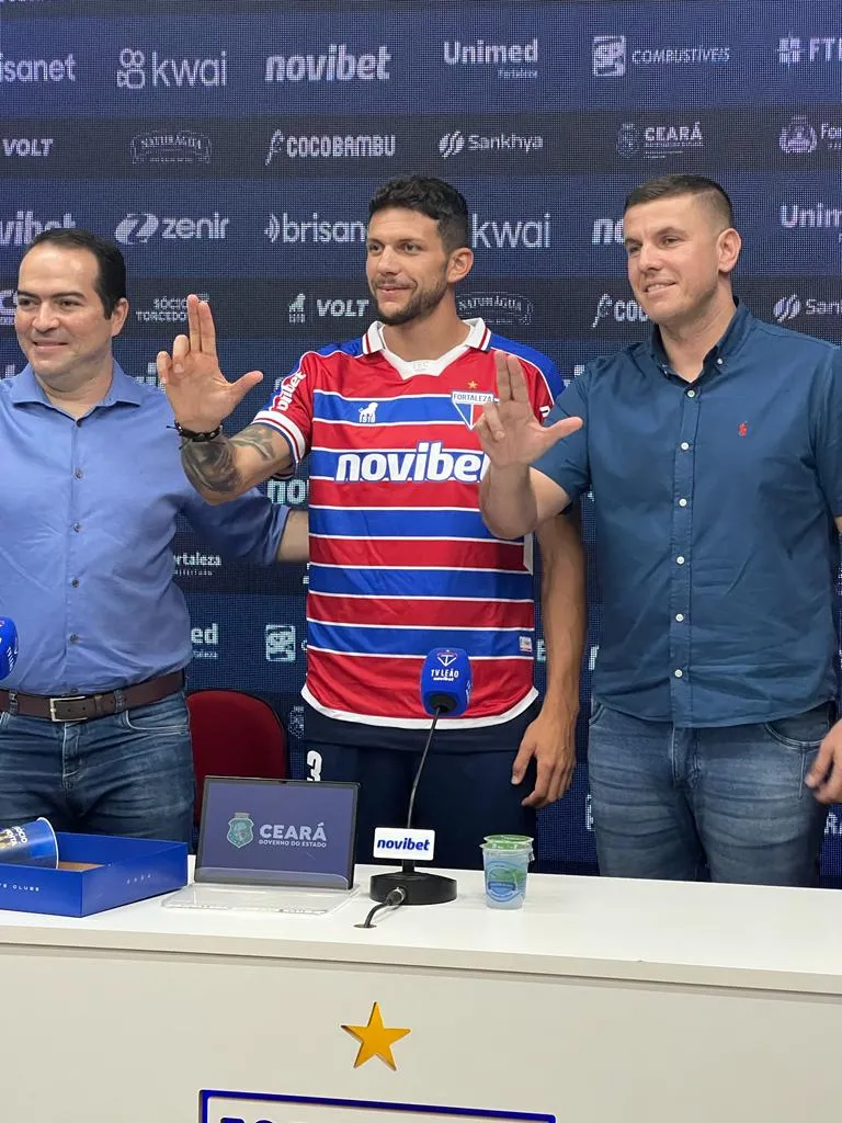 Tobias posa ao lado de Marcelo Paz e Marcelo Boeck.