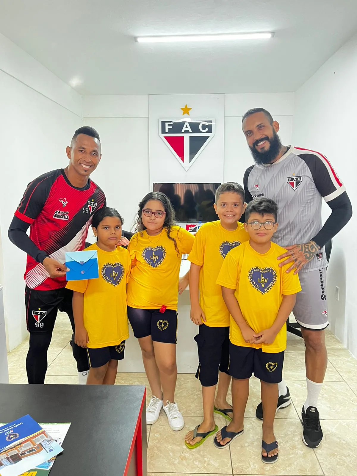 Ciel e Douglas também recepcionaram as crianças durante o momento.