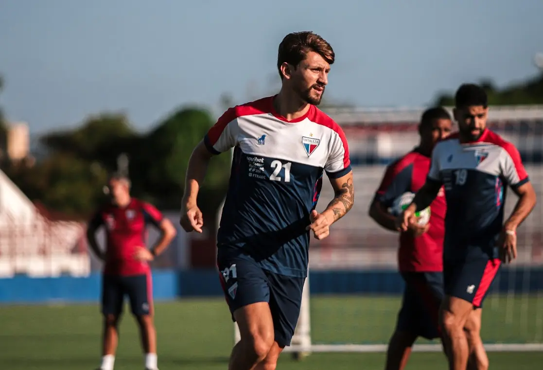 Imagem mostra jogadores de futebol