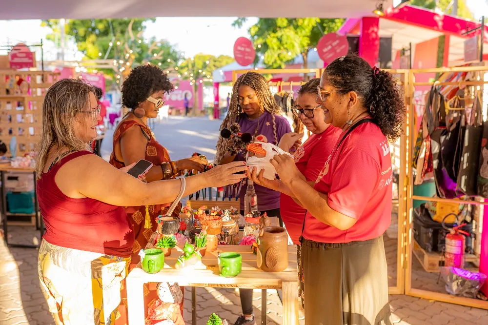 20 expositoras, incluindo 5 coletivos femininos, estarão vendendo produtos de gastronomia, moda, artesanato e decoração