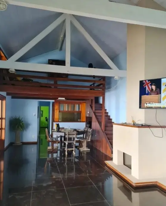 Sala com escada de madeira
