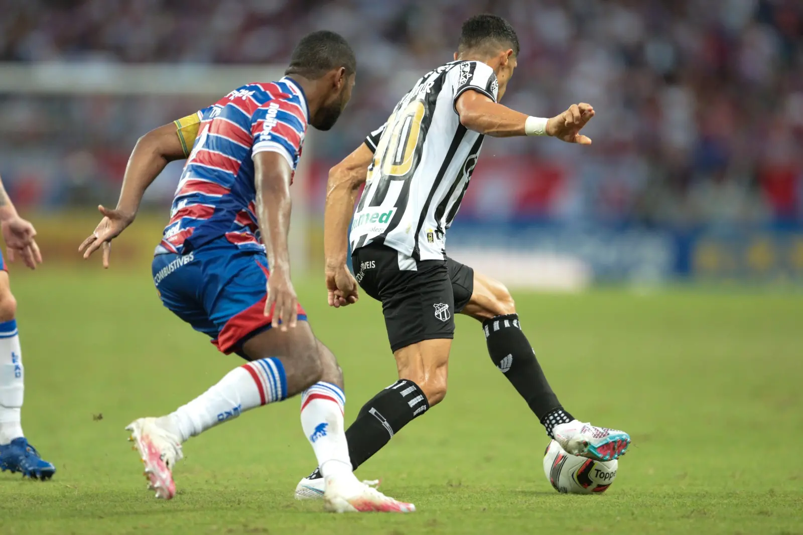 Foto que contém jogadores de Fortaleza e Ceará
