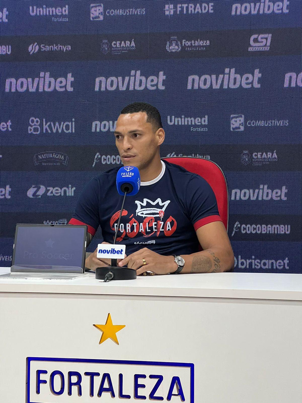 Titi em entrevista no Fortaleza