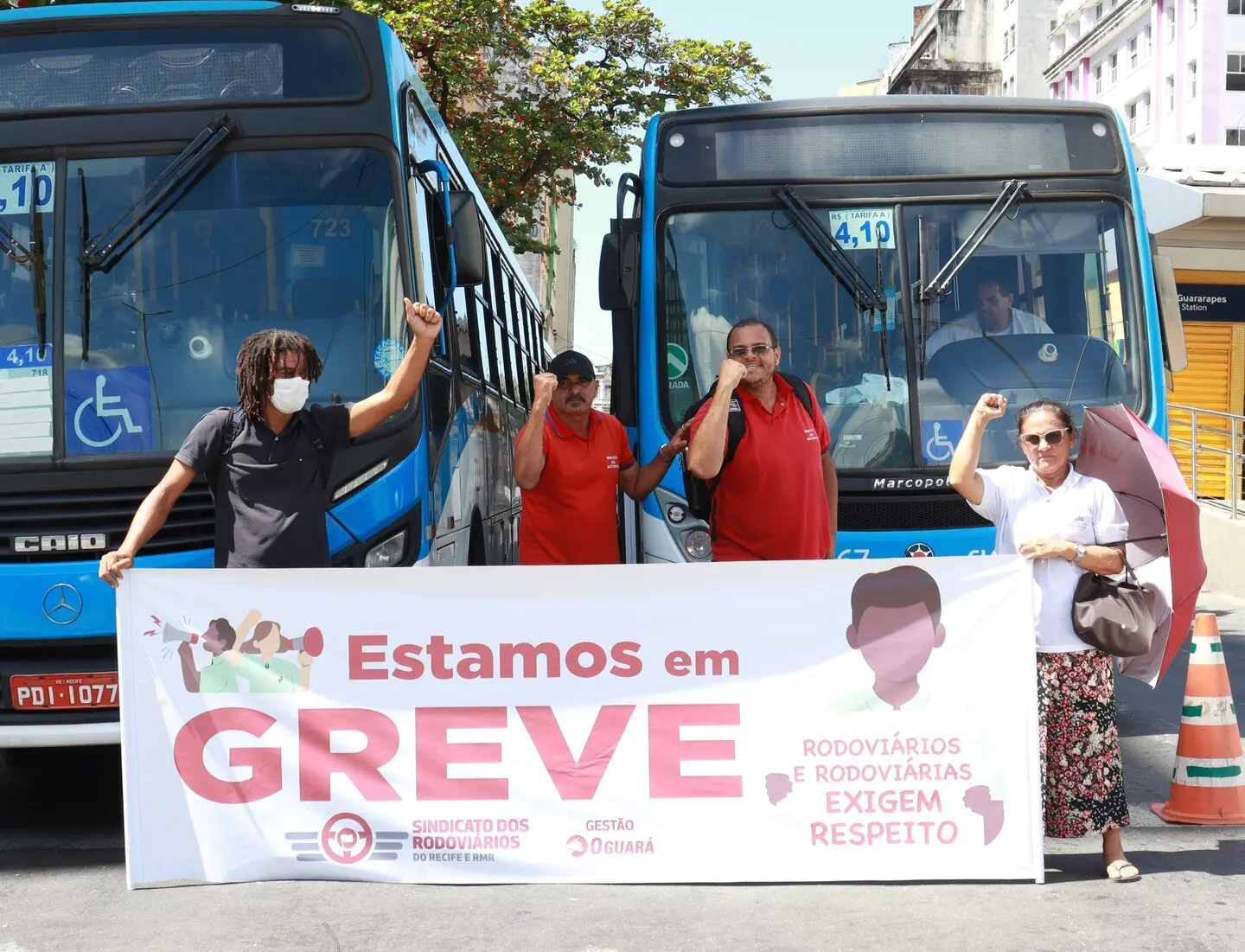 Veículos estão parados em vias públicas de Recife