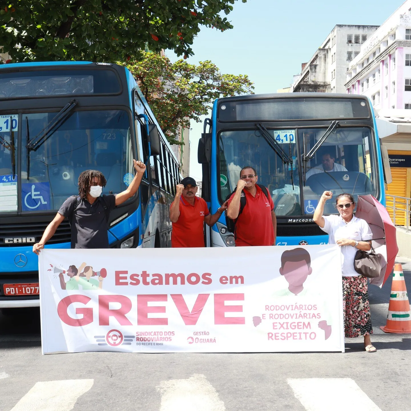 Veículos estão parados em vias públicas de Recife