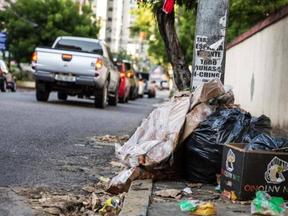 Lixo acumulado em via pública de Fortaleza