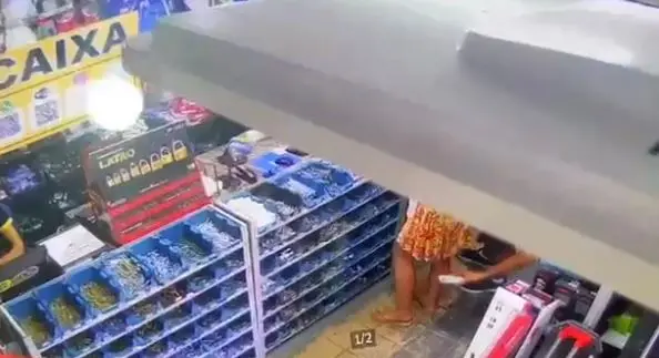 Imagem de câmera de segurança mostra homem tentando filmar debaixo de vestido de mulher