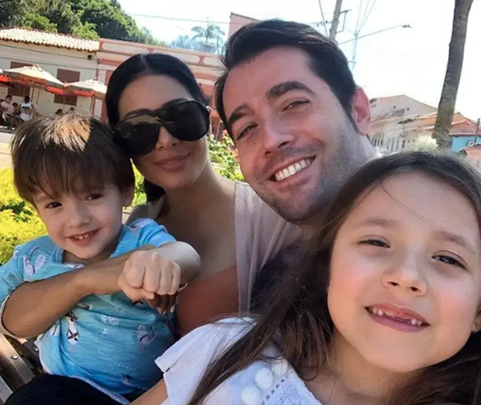 Cantora Simaria com o ex-marido e os filhos