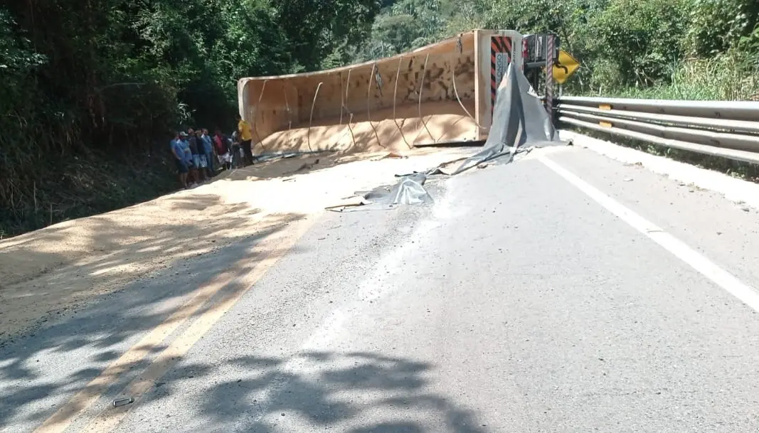 Veículo interditou as duas vidas da BR-222