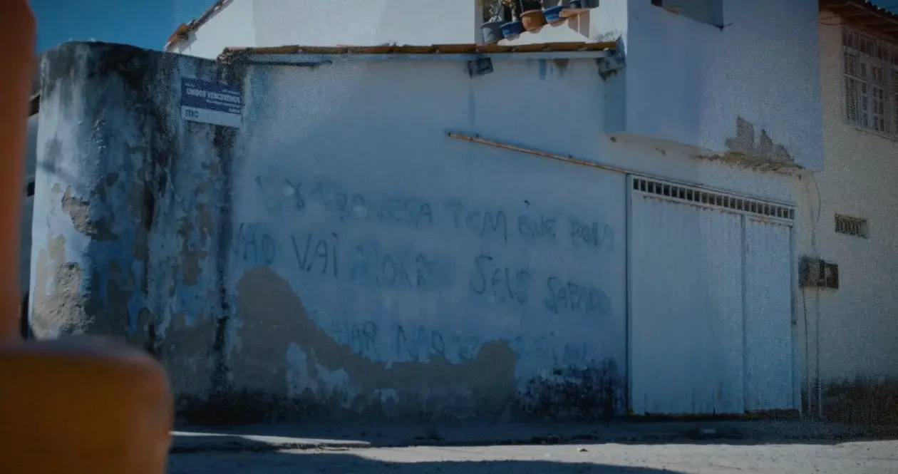 Facções criminosas se utilizam de pichações para mostrar domínio e intimidar quem infringe as regras do território