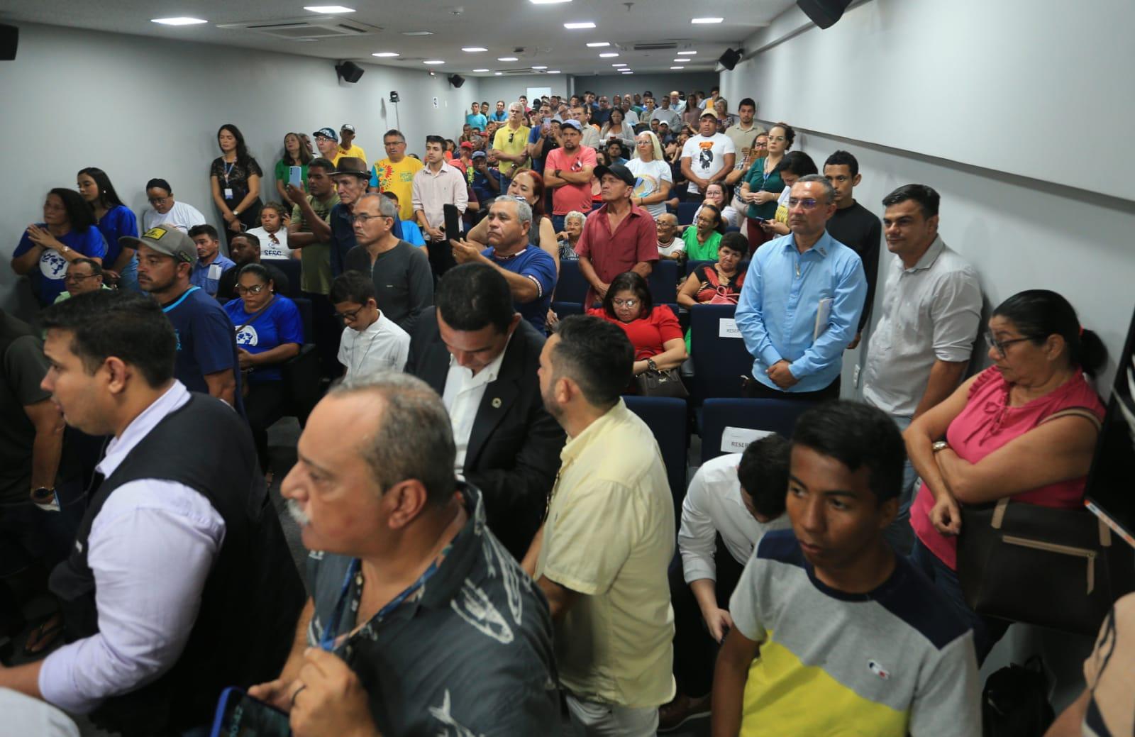 Foto que contém o auditório em visita do ministro André de Paula