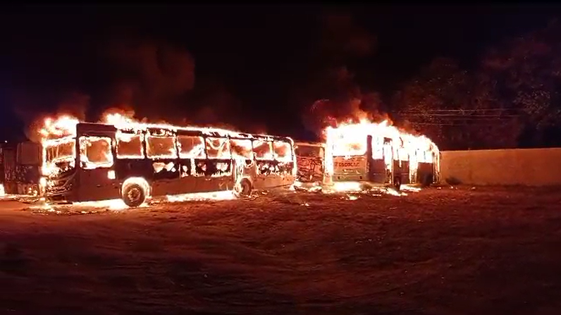 ônibus pegando fogo