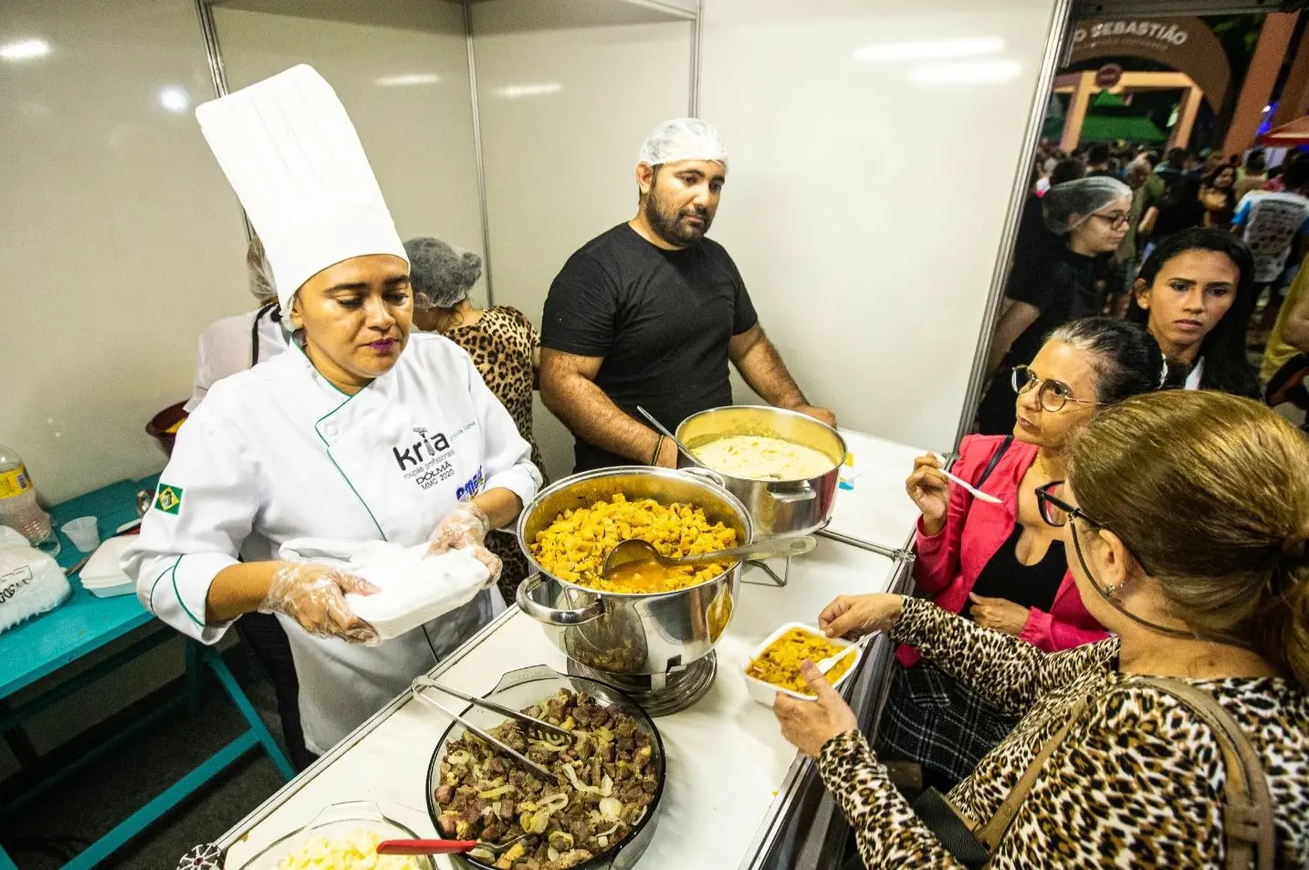 Pessoas comprando pratos de panelada em stands