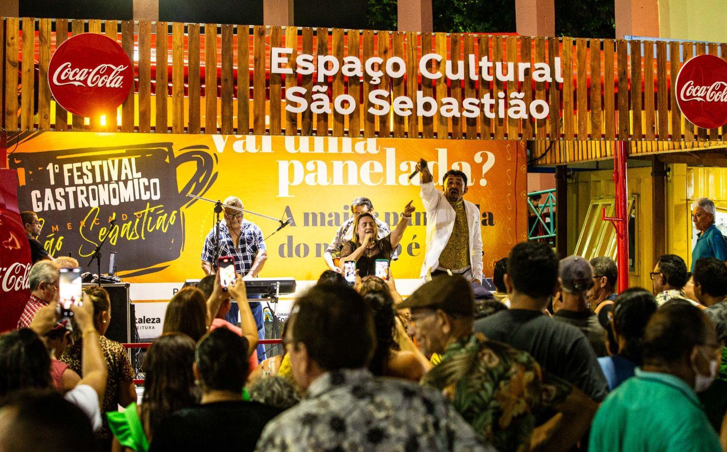 Músicos no palco do festival gastronômico do Mercado São Sebastião