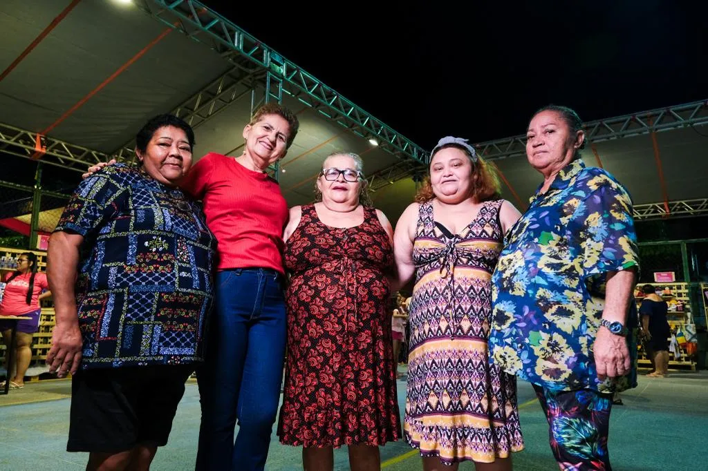 Sheila movimenta as colegas na feira