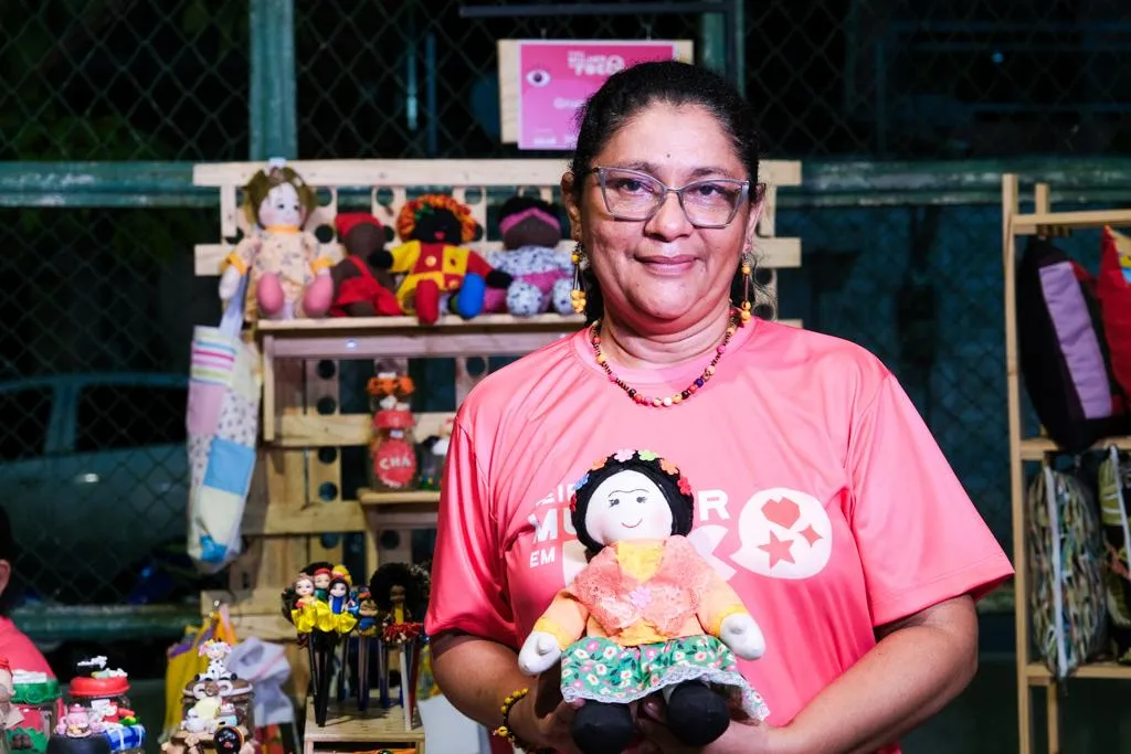 Cristina faz questão de posar com a boneca de Frida Kahlo