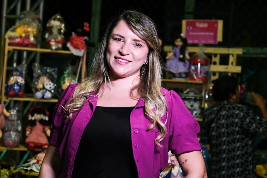 Rayana ouve o retorno positivo das participantes da feiras que pedem a ampliação do evento