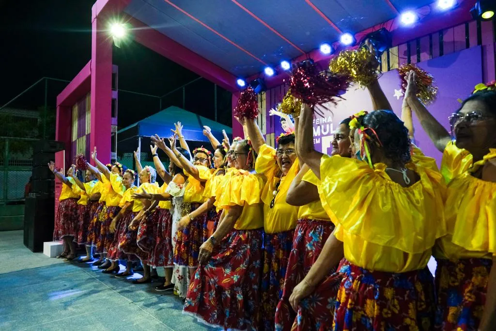 Idosas apresentam dança com música regional
