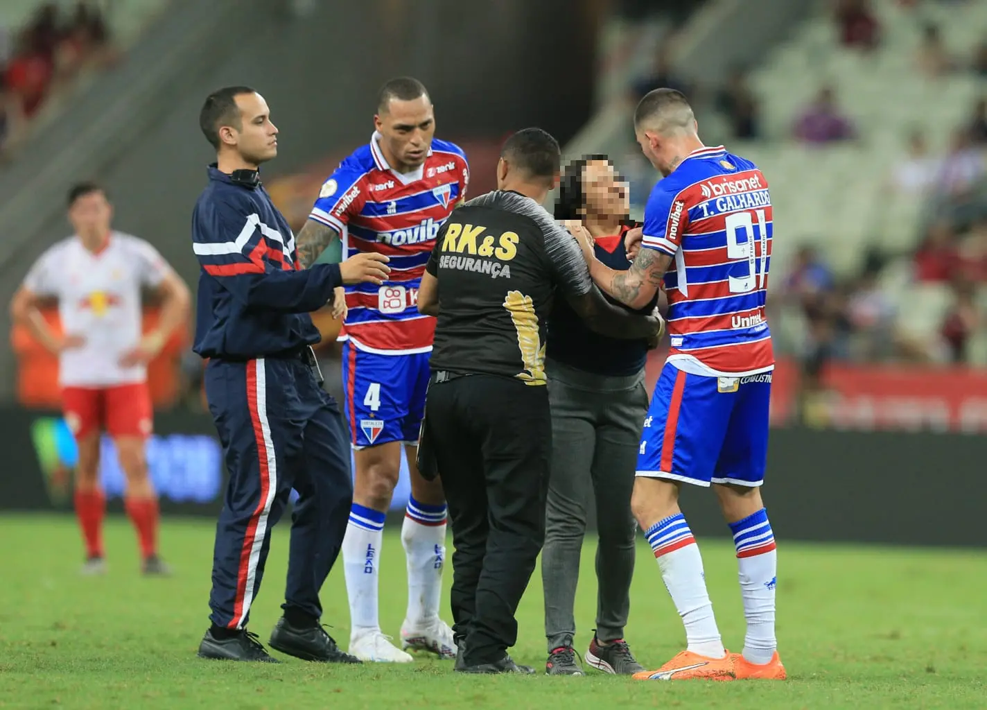 Torcedora invadiu o gramado da Arena Castelão