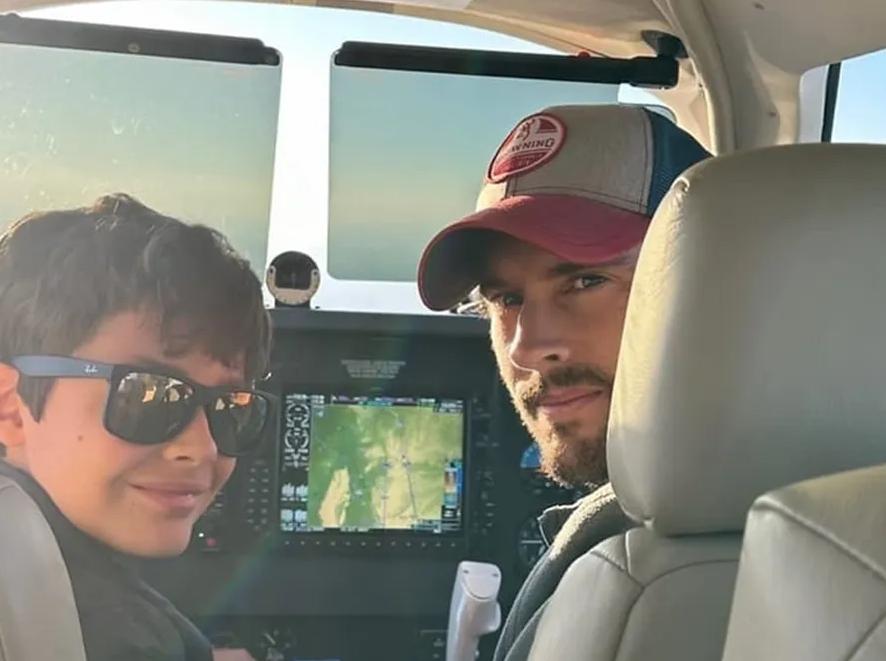 Garon Maia e o filho, Kiko, em um avião