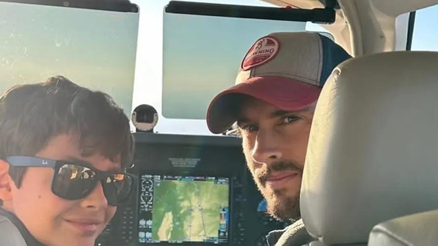 Garon Maia e o filho, Kiko, em um avião