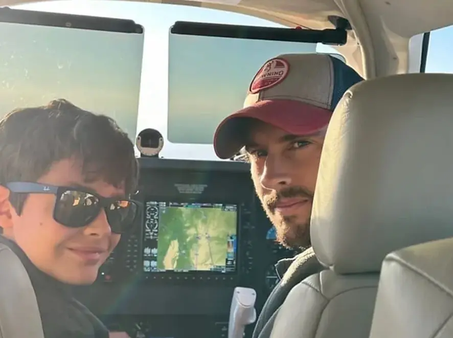 Garon Maia e o filho, Kiko, em um avião