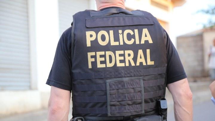 Agente da Polícia Federal usando colete a prova de balas