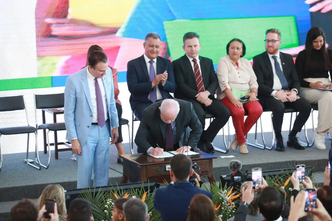 Lula sanciona lei que institui o Programa Escola em Tempo Integral