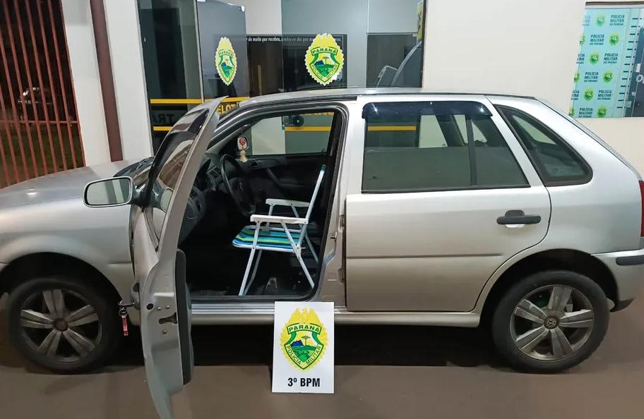 Cadeira de praia dentro de Gol