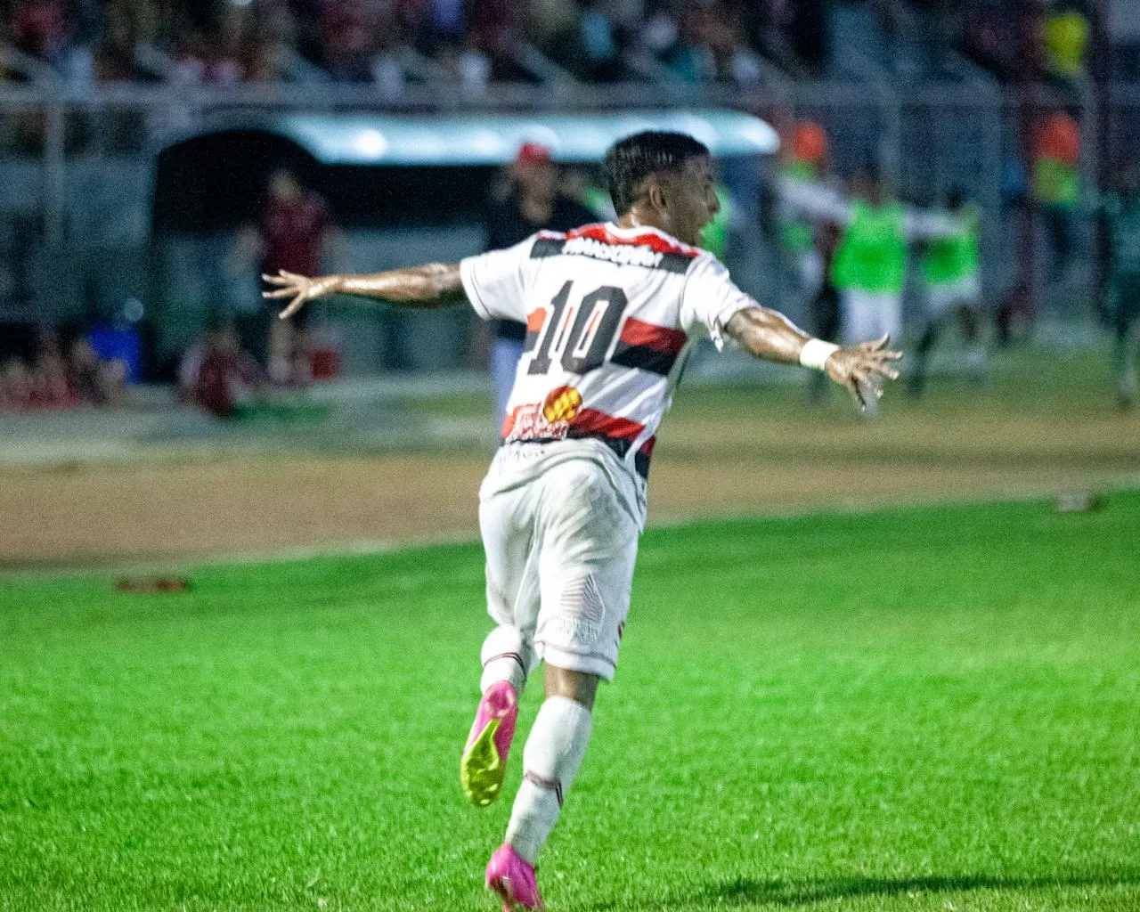 Matheus Lima comemora o gol marcado pelo Ferrão.