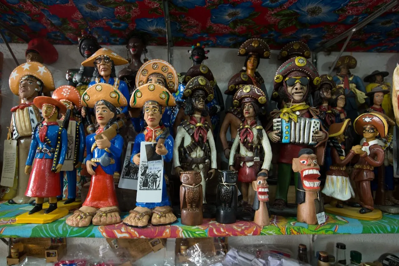 Angélica Artesanatos tem várias opções de esculturas, tanto feitas de barro quanto de madeira