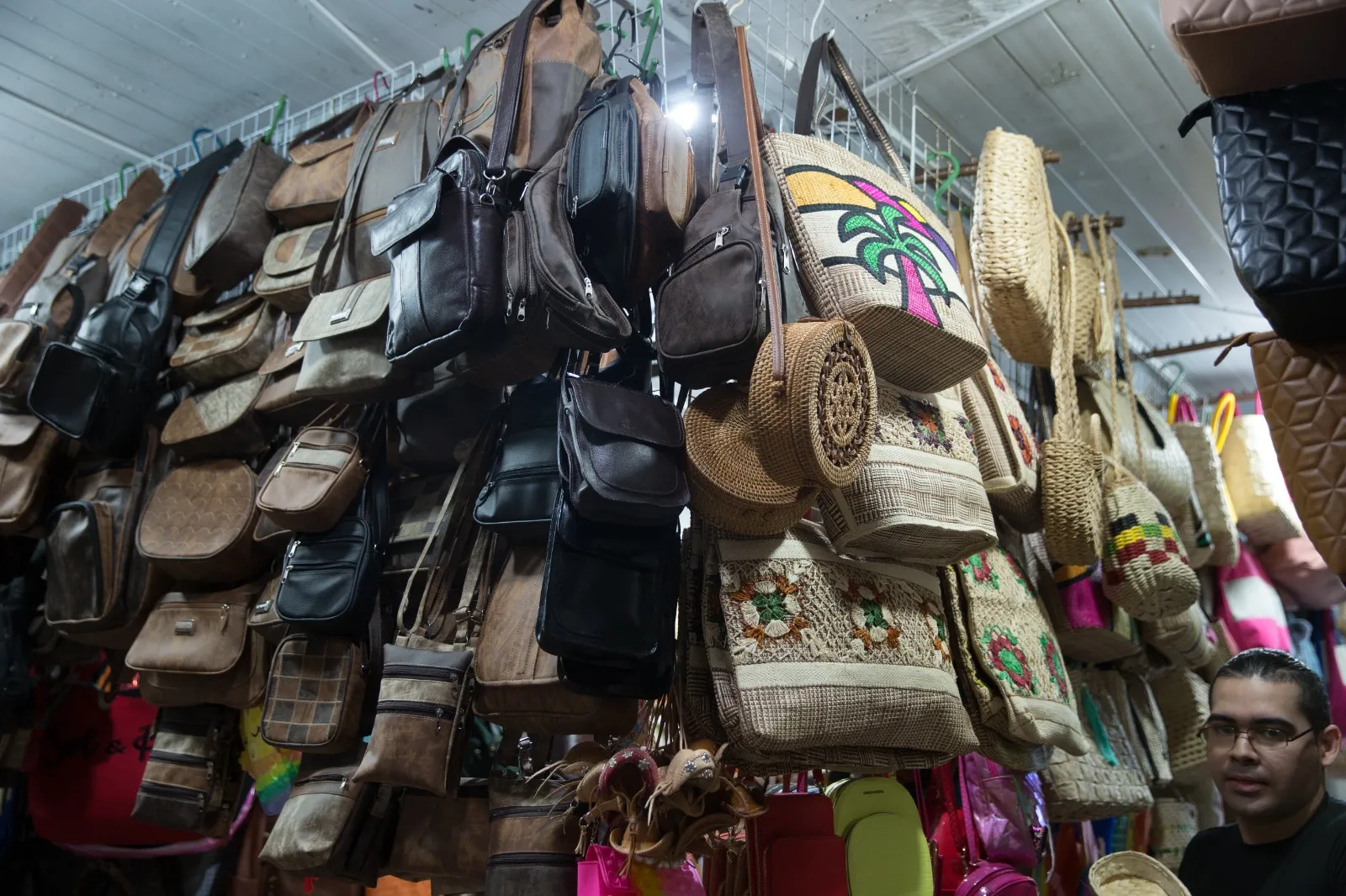Bolsas de couro são produzidas em Fortaleza, já as de palha em Aracati