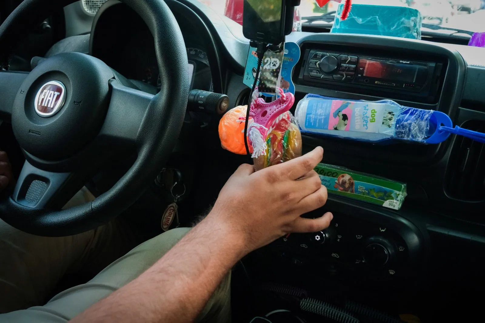 Alguns dos produtos vendidos por Glaydson vão pendurados no retrovisor interno e no painel do veículo para chamar atenção do passageiro