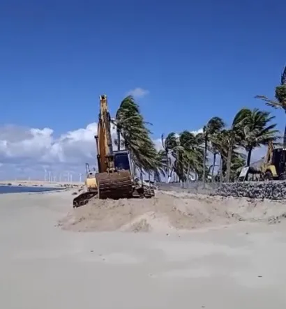 Trator em faixa de praia na construção do muro do Jaguaríndia Village